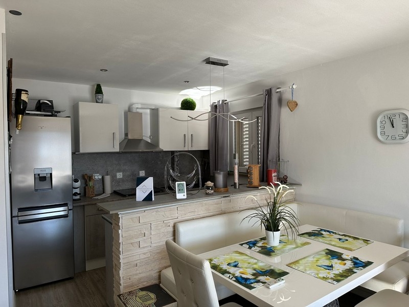 Kuchyň s jídelním koutem a obývacím pokojem