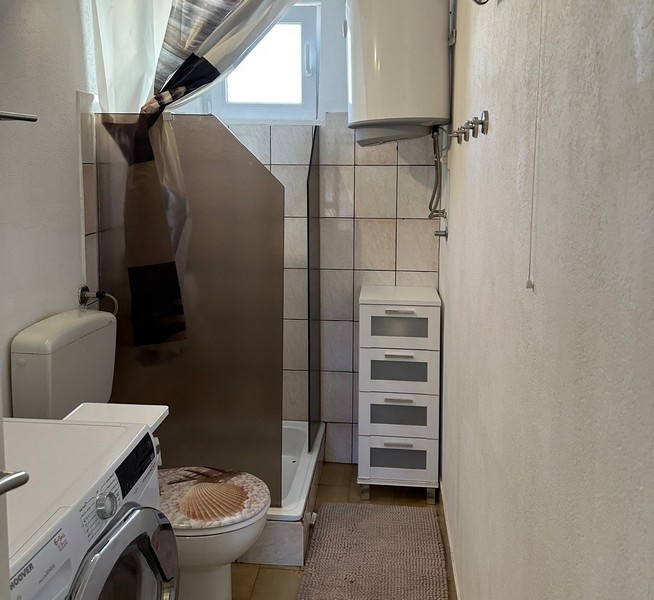 Koupelna s oknem a sprchovým koutem