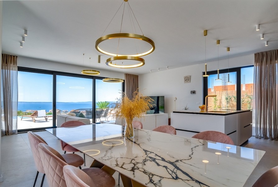 Obývací pokoj s fantastickým výhledem na moře