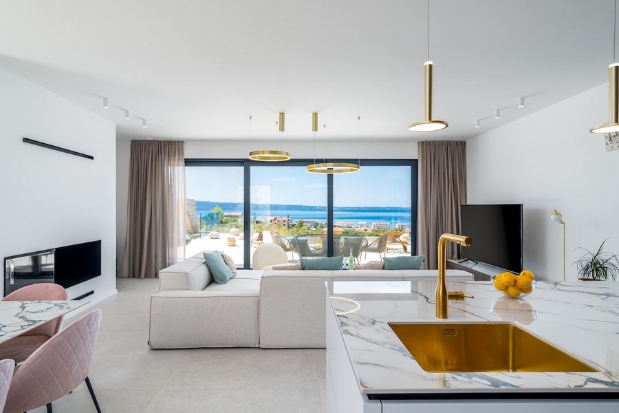 Prostorná terasa s výhledem na bazén a moře