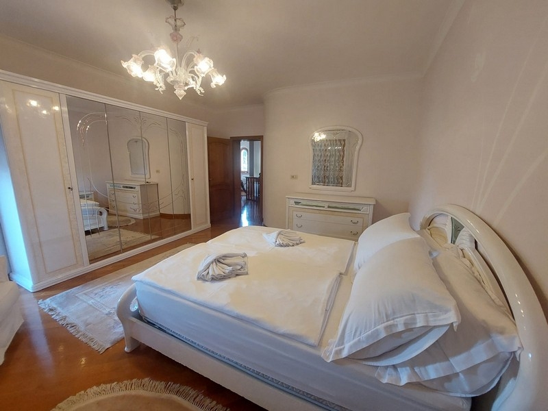 Útulná ložnice s manželskou postelí.