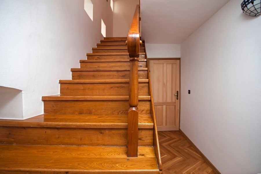 Do horního patra vedou dřevěné schody