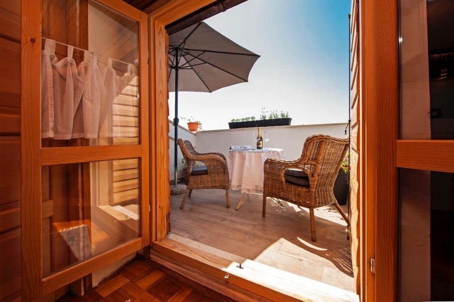 Pohled na terasu domu H2829 v Rovinji.