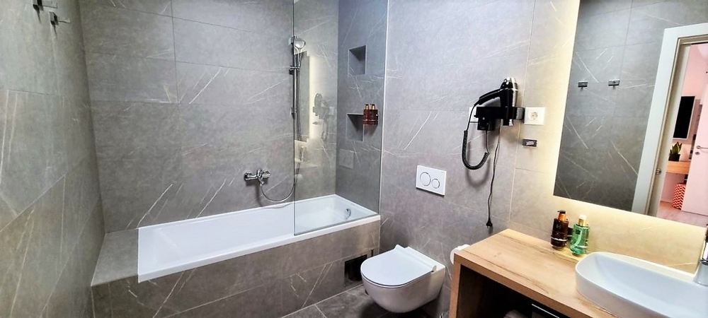 Moderní koupelna s vanou