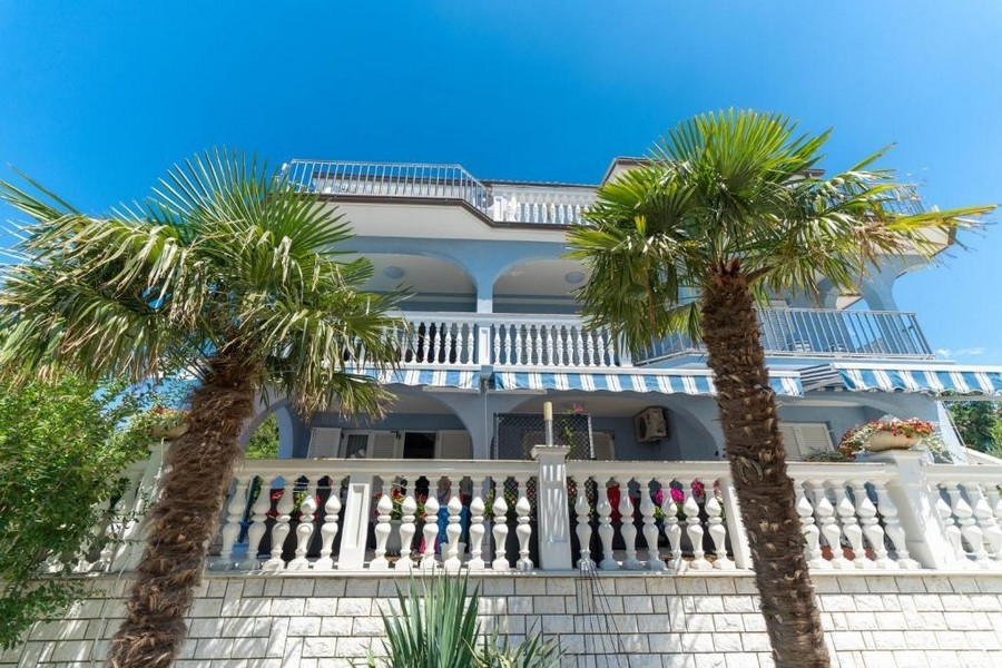 Bytový dům s krásně upraveným dvorem a zahradou - Real Estate Chorvatsko