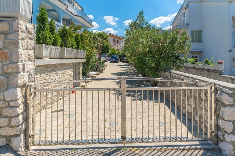 Oplocený vchod do dvora