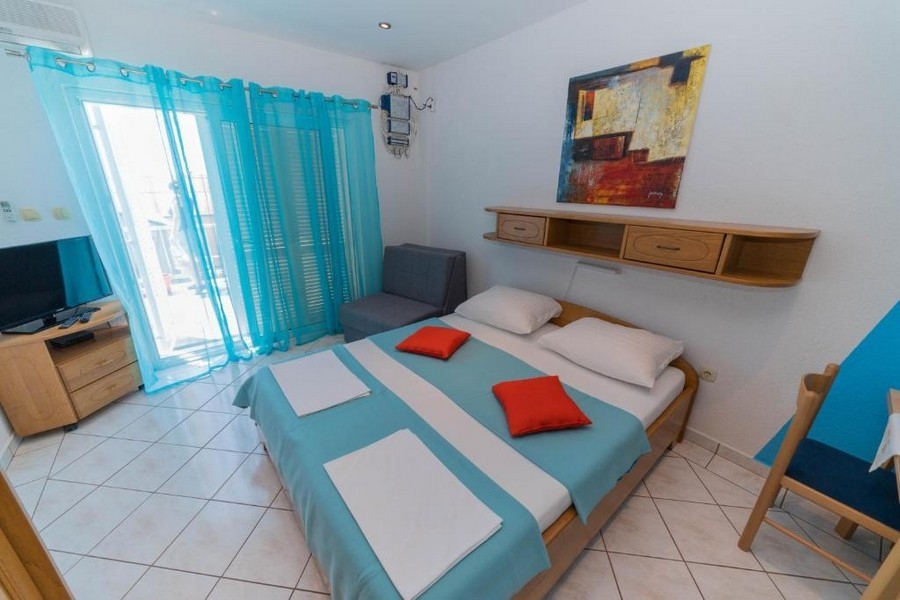 Udržovaný obývací pokoj a ložnice se vstupem na balkon