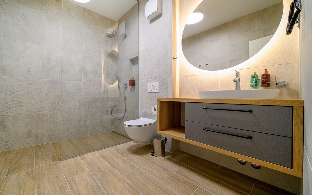 Moderní koupelny s velkým sprchovým koutem nebo vanou