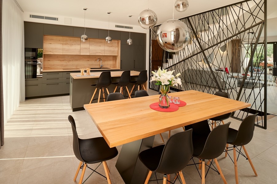 Vysoce kvalitní kuchyně s jídelním koutem