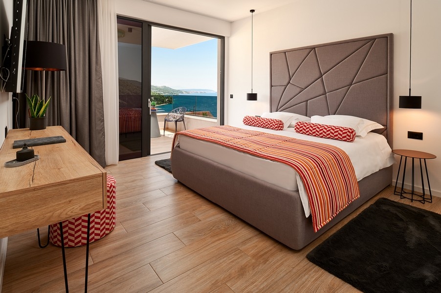 Ložnice s výhledem na moře a vstupem na terasu