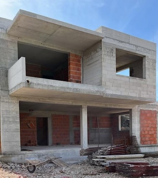 Rodinný dům k dokončení v Primoštenu