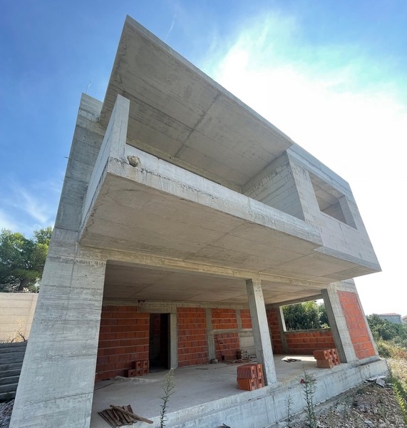 Moderní skořepina s velkorysým obytným prostorem