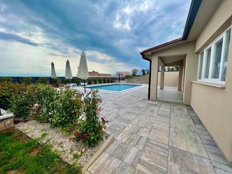 Dům s velkou terasou a výhledem na moře