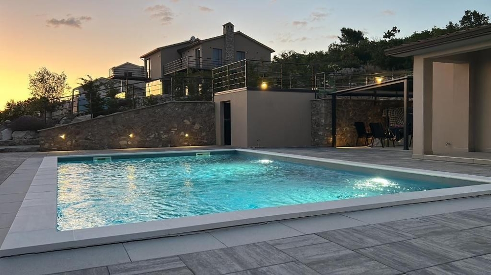 Prostorný bazén s výhledem na moře