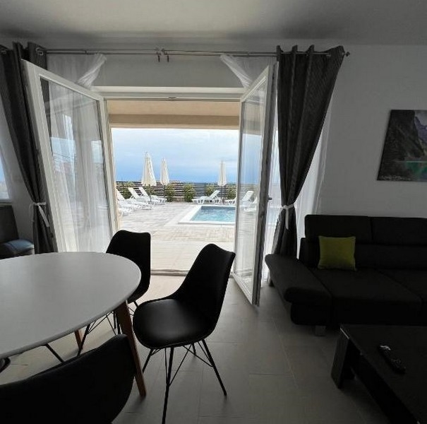 Vstup na terasu s bazénem