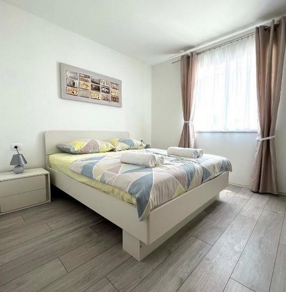 Světlé ložnice s nábytkem