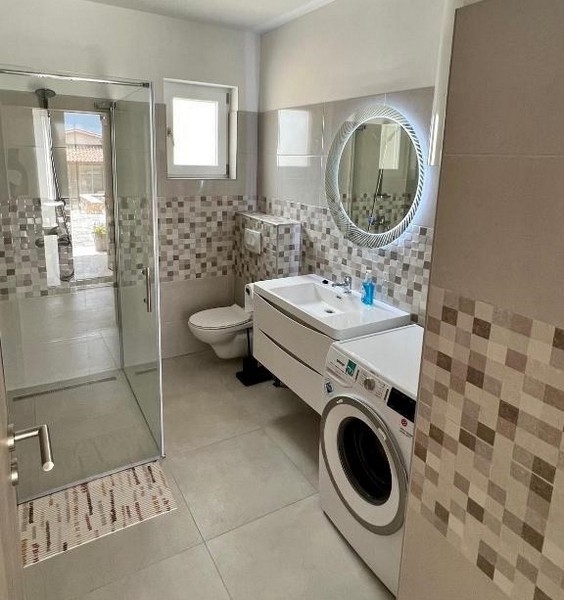 Moderní koupelna se sprchovým koutem