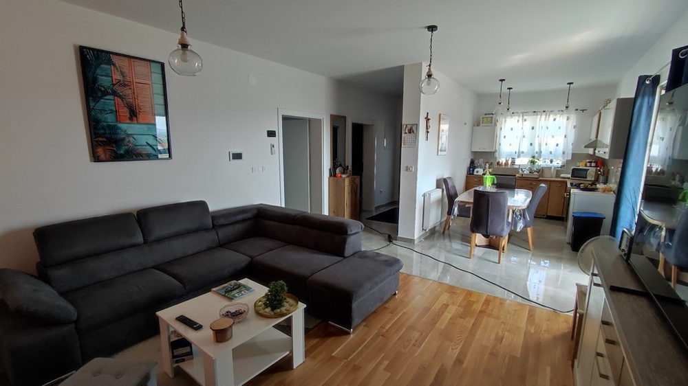 Vnitřní pohled na obývací prostor s moderním nábytkem v domě na prodej v Vodice, Chorvatsko