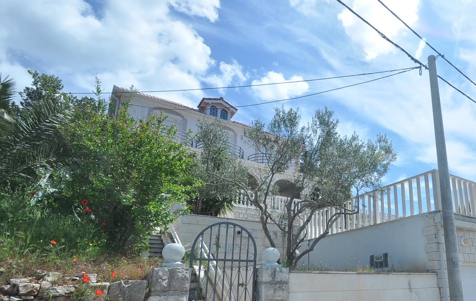 Čelní pohled na přímořský dům na prodej v Chorvatsku na ostrově Šolta.