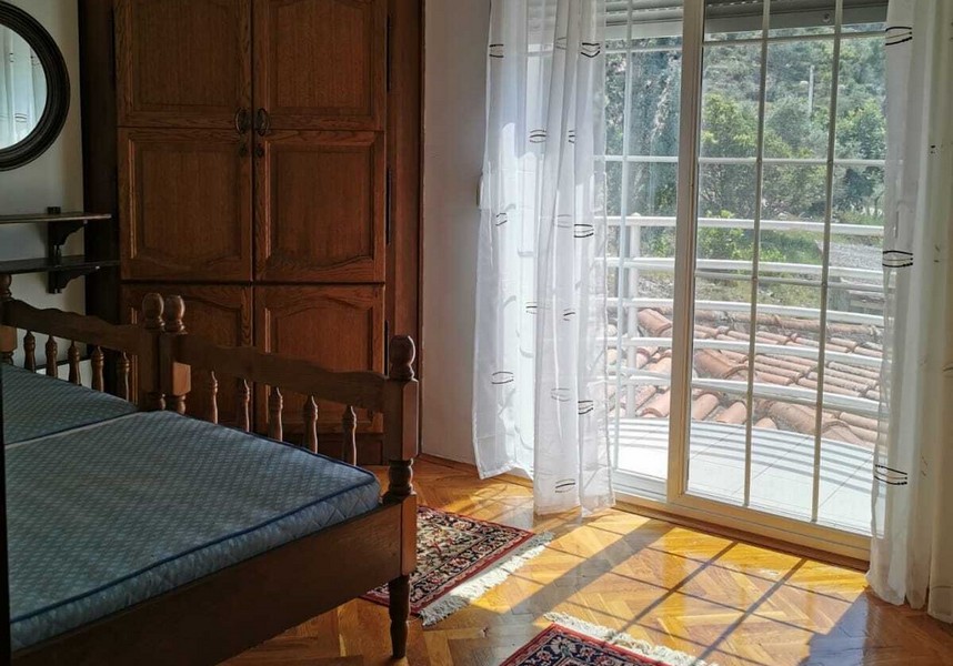 V patře chodba s tradičním nábytkem v přímořském domě v Chorvatsku.