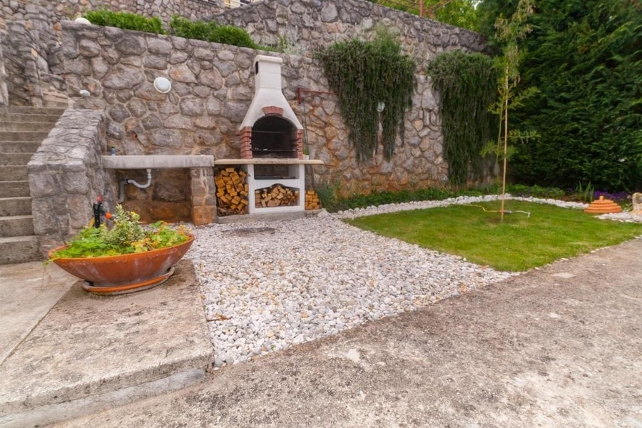 Prostorná zahrada s grilem