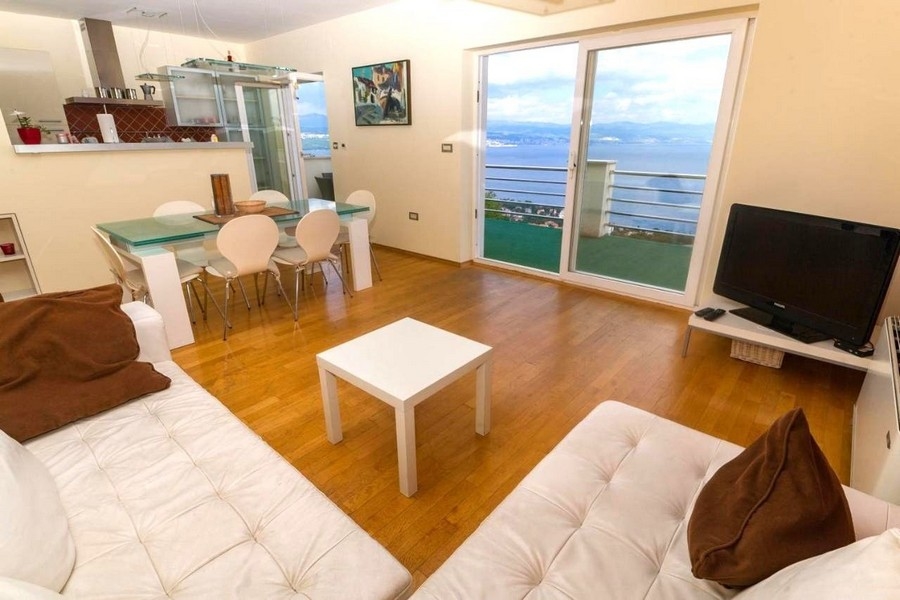 Světlé a otevřené obytné prostory s fantastickým výhledem na moře