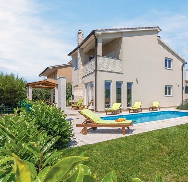 Udržovaný dům se zahradou a bazénem