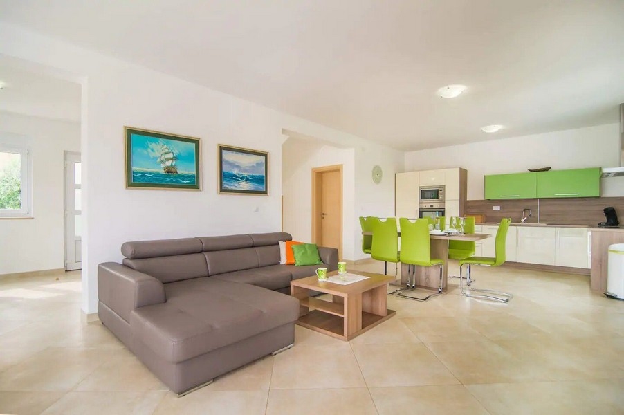 Světlá a otevřená kuchyně-obývací pokoj se vstupem na terasu