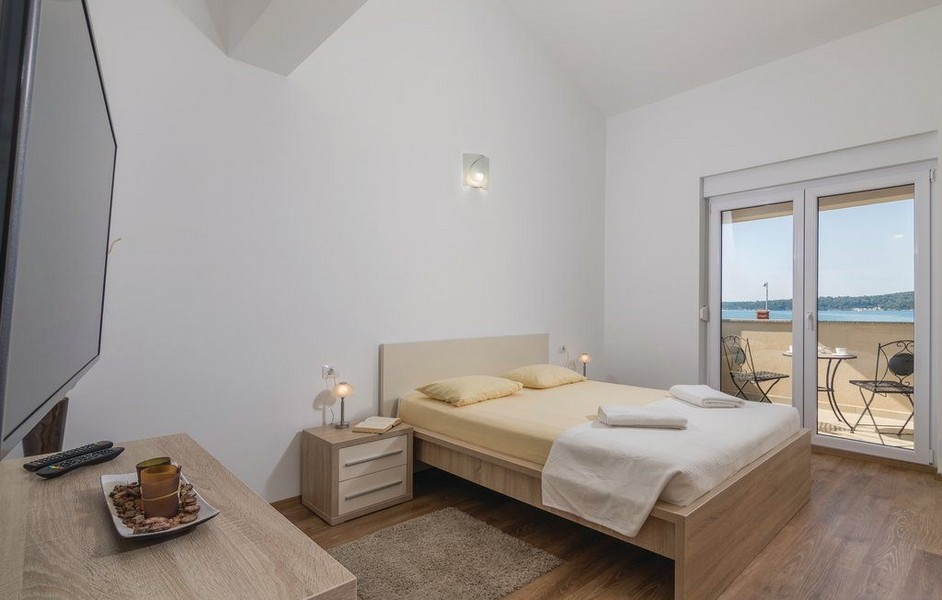 Ložnice se vstupem na balkon s výhledem na moře
