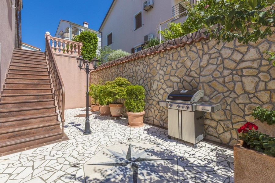Dlážděné grilovací místo mimo bytový dům v Chorvatsku
