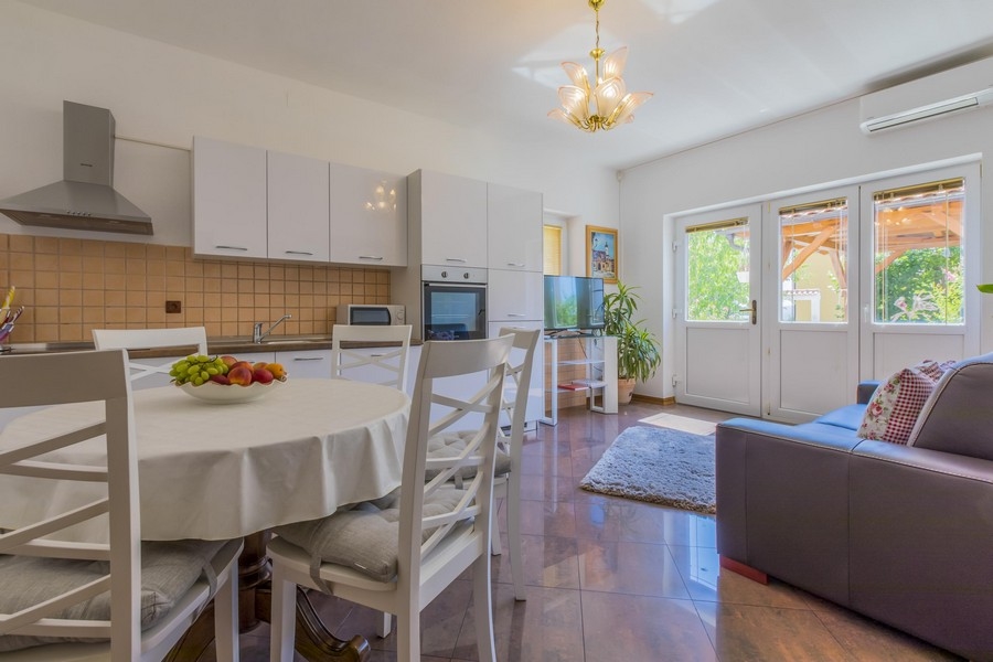 Prostorná, světlá jídelna s kuchyní v chorvatské přímořské nemovitosti