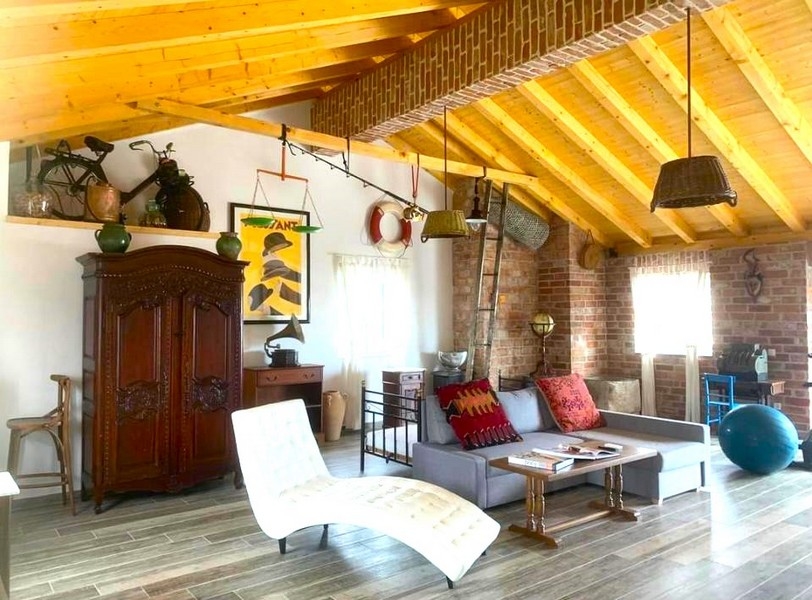 Rustikální kouzlo se snoubí s moderním komfortem v obývacím pokoji tohoto kamenného domu na prodej v Chorvatsku.
