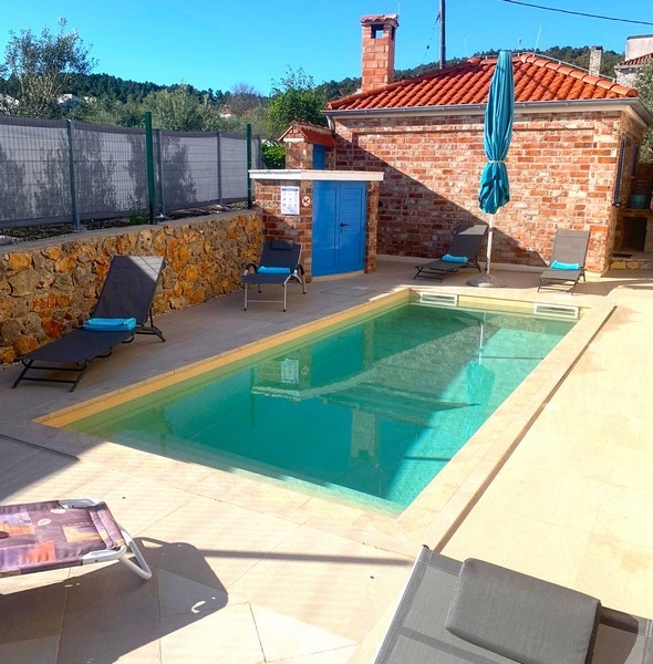 Bazénová oblast kamenného domu v Chorvatsku, ideální pro relaxační dny venku