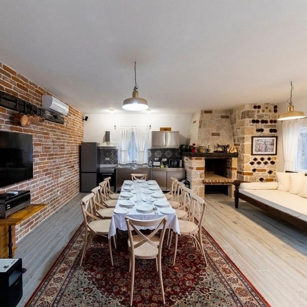 Prostorný a osvětlený jídelní a obývací prostor v tradičním kamenném domě na prodej v Chorvatsku.