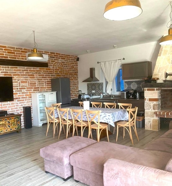 Útulný a moderní interiér dalmatského kamenného domu na prodej v Chorvatsku.