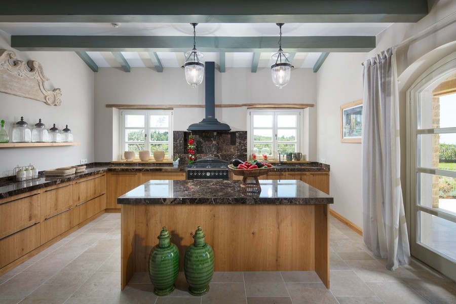 Prostorná kuchyně s výhledem na ostrov a zeleň ve vile na prodej v Chorvatsku, ideální pro rodiny a zábavu