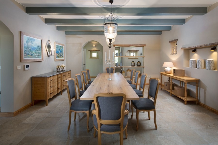 Velký jídelní kout s dlouhým dřevěným stolem v chorvatské vile, ideální pro společenské večery