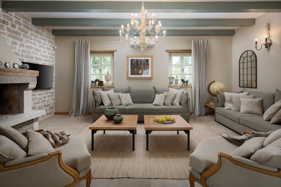 Útulný obývací pokoj s krbem a elegantním nábytkem ve vile v Chorvatsku, příjemný a stylový