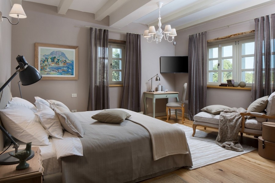 Útulná ložnice ve vile v Chorvatsku s manželskou postelí a pracovním koutem, vkusně zařízená, část Real Estate Croatia H2878