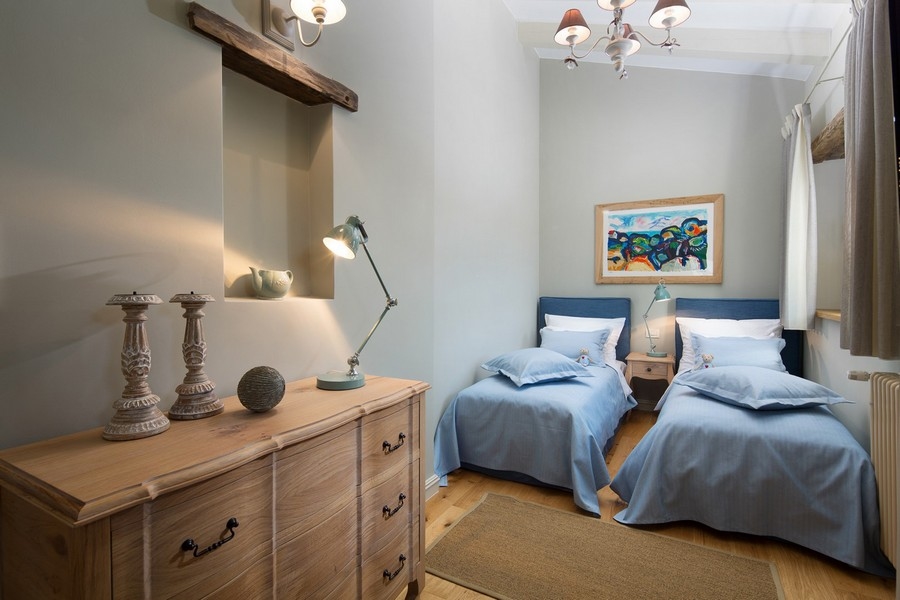 Dvoulůžkový pokoj v chorvatské vile s elegantním interiérem a uměleckými díly na stěně,