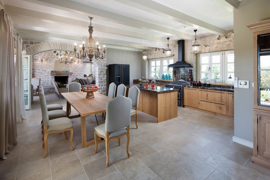 Opulentní vila kuchyně a jídelní kout s rustikálním designem, vybavená velkým dřevěným stolem a lustrem, součást Villa Buy Croatia H2878
