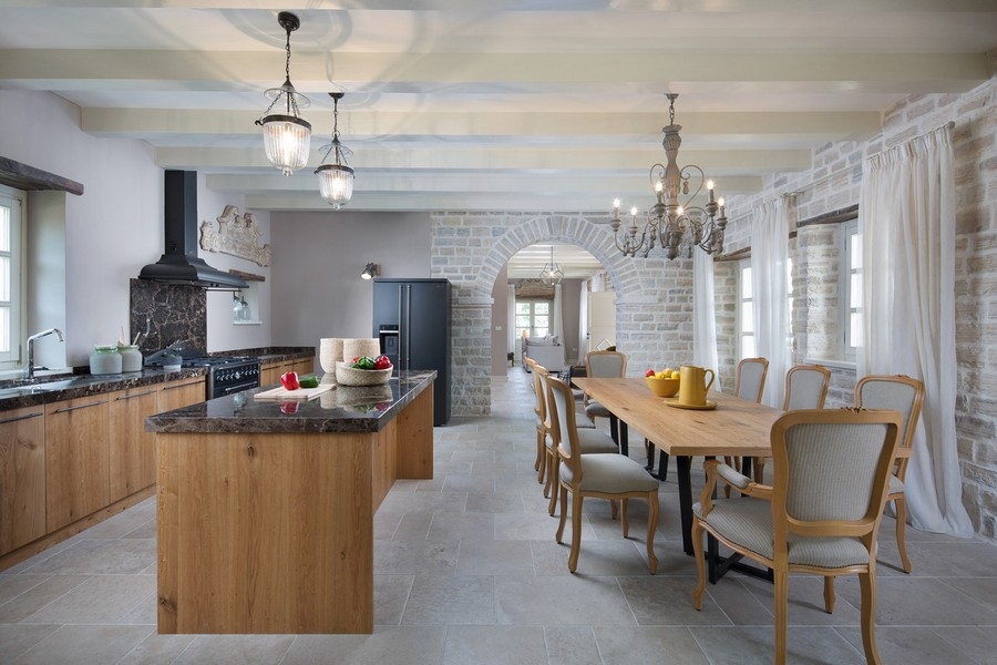 Moderní kuchyně s dřevěným ostrůvkem, lustry a dlouhým jídelním stolem, připravená k jídlu - Vila na prodej Chorvatsko H2879