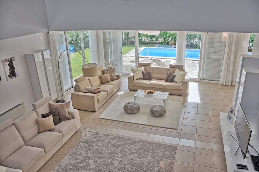 Moderní interiér domu na prodej s bazénem na Istrii.