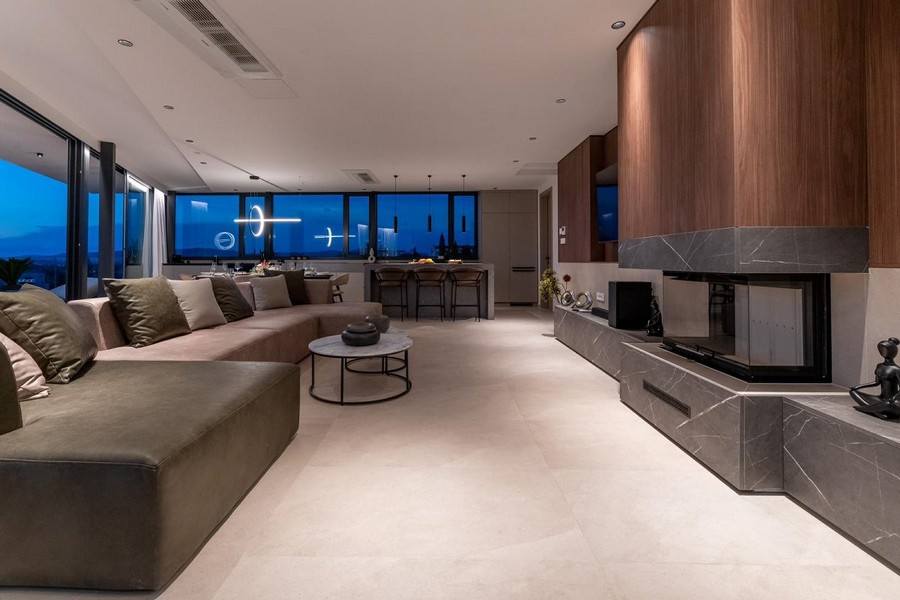 Večerní pohled do obývacího pokoje v chorvatské luxusní vile na prodej.