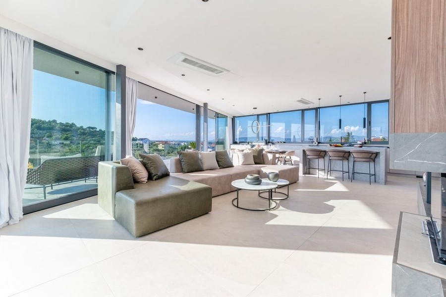 Prostorný obývací pokoj moderní vily v Chorvatsku s výhledem na moře.