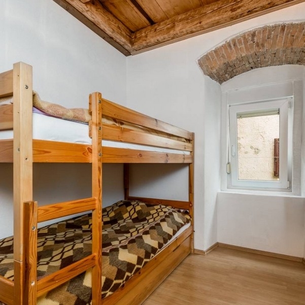 Druhá ložnice s palandou v nemovitosti v Chorvatsku