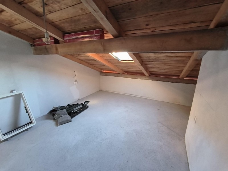 Velké podkroví s odhalenými dřevěnými trámy v nemovitosti v Chorvatsku