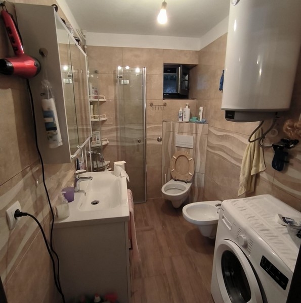 Plně vybavená koupelna v nemovitosti v Chorvatsku s moderním vybavením