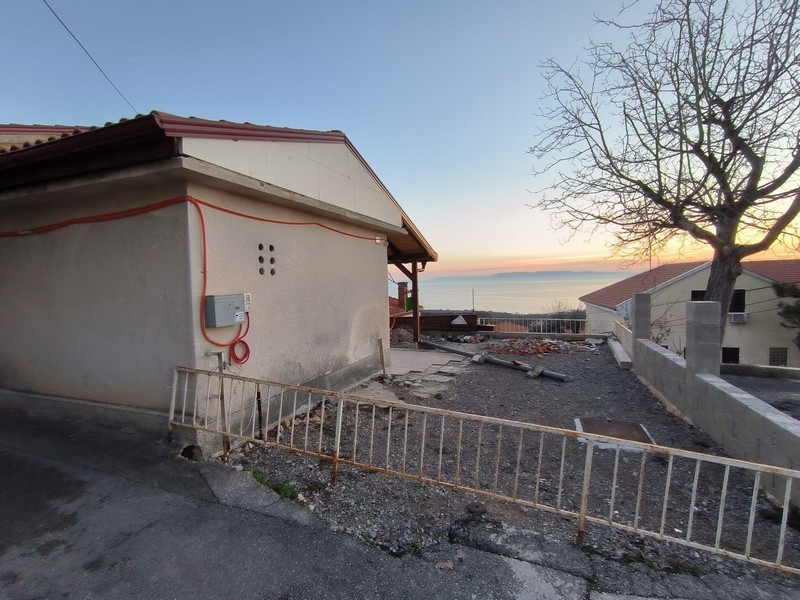 Vnější pohled na nemovitost v Chorvatsku s exponovanými stavebními a renovačními plochami