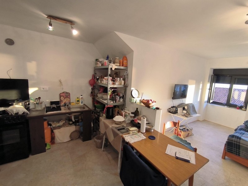 Interiér nemovitosti v Chorvatsku zařízený jako obývací pokoj s různými předměty a nábytkem